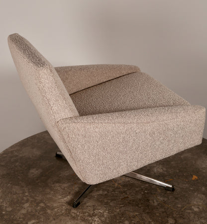 Midcentury swivel chair in pure wool boucle